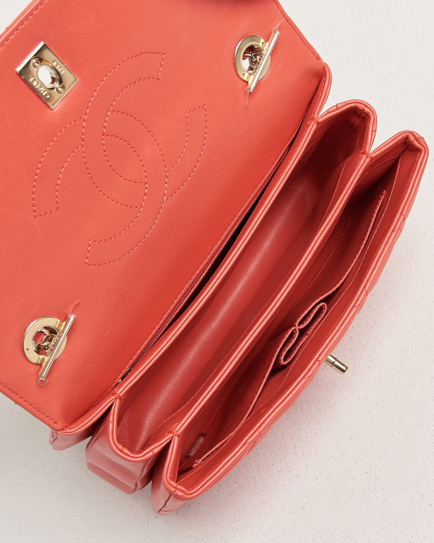Homme | Pre-Owned & Vintage Bags | Chanel Pre-Owned | Trendy CC Top Handle Bag Coral