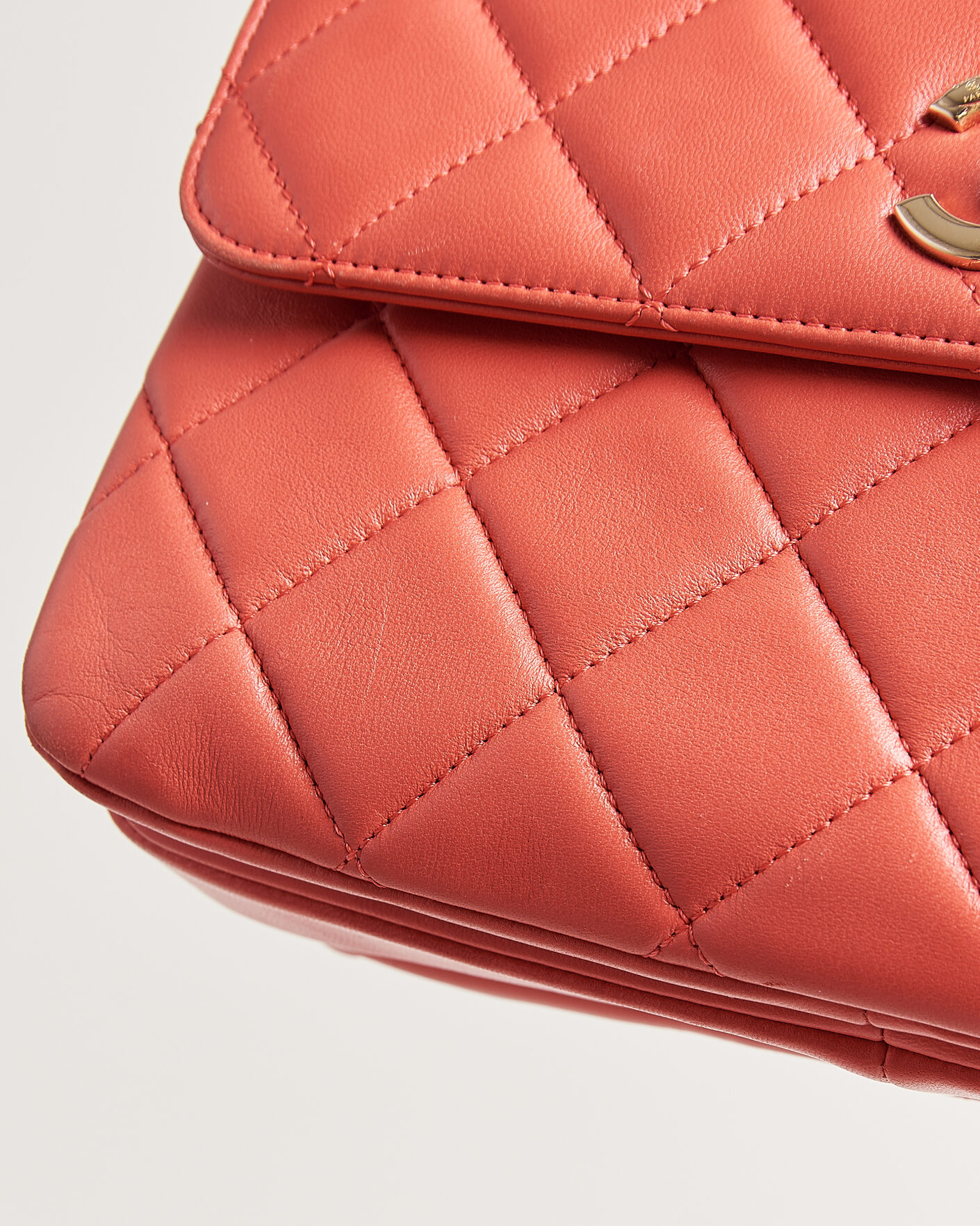 Homme | Pre-Owned & Vintage Bags | Chanel Pre-Owned | Trendy CC Top Handle Bag Coral