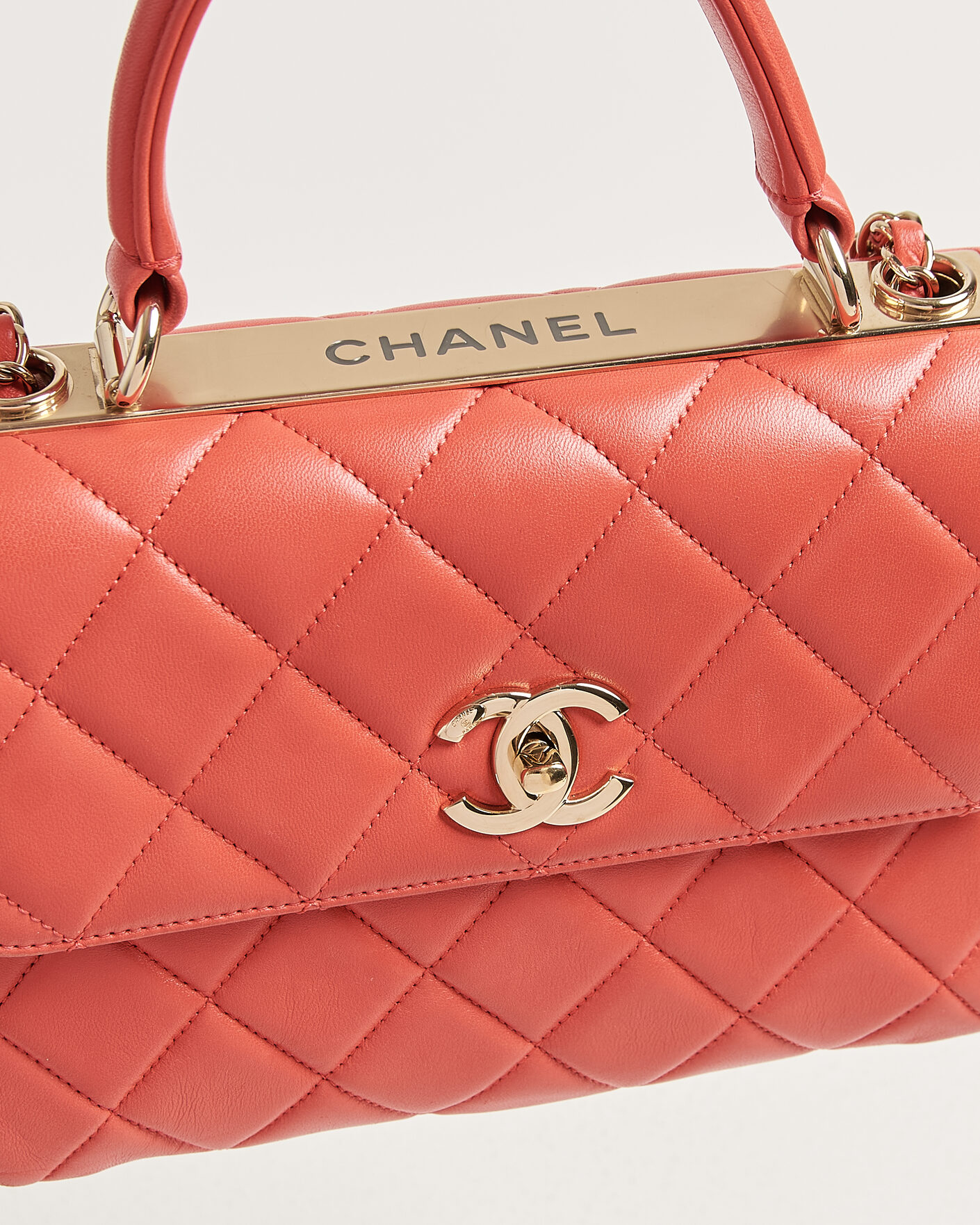 Homme | Pre-Owned & Vintage Bags | Chanel Pre-Owned | Trendy CC Top Handle Bag Coral