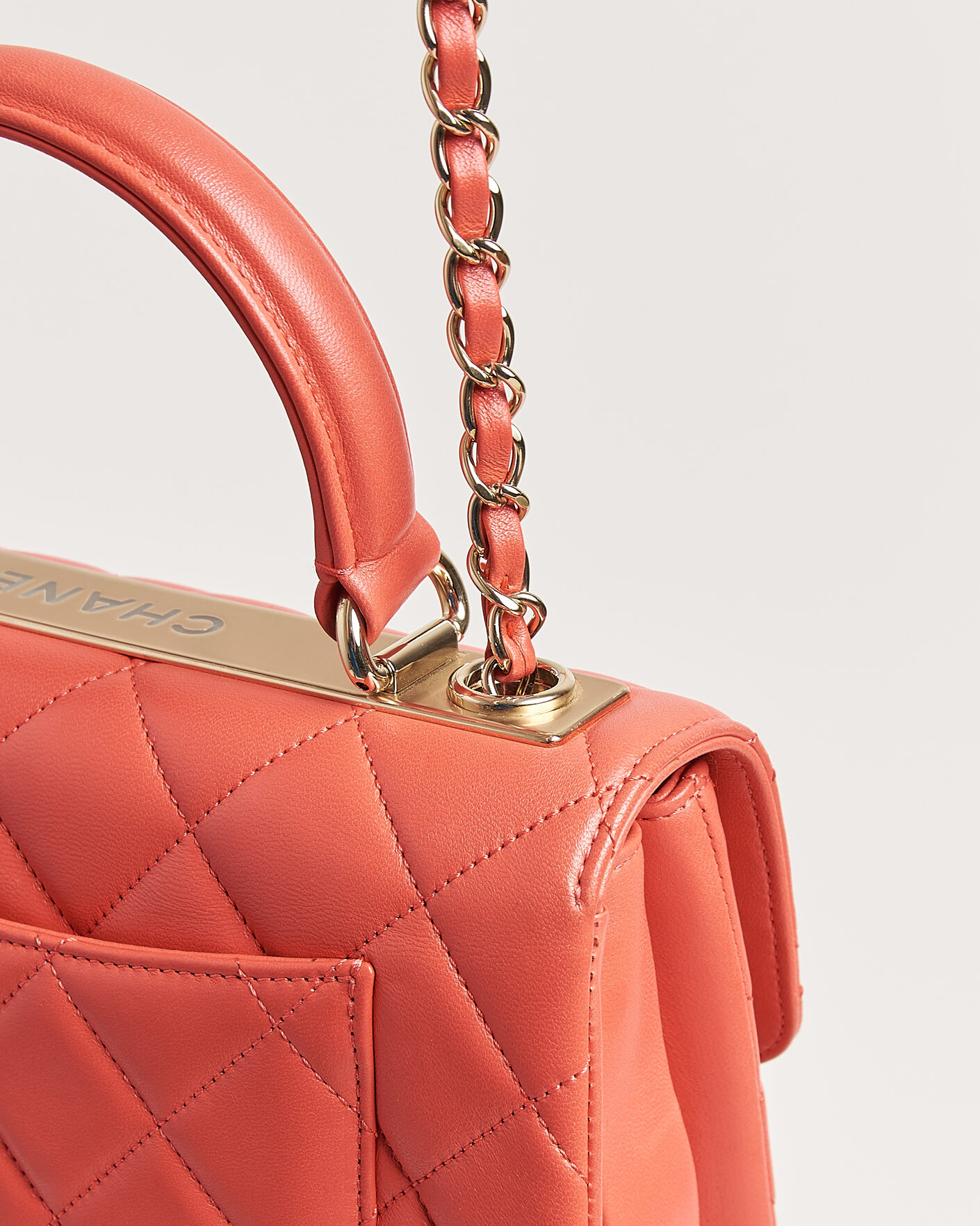 Homme | Pre-Owned & Vintage Bags | Chanel Pre-Owned | Trendy CC Top Handle Bag Coral