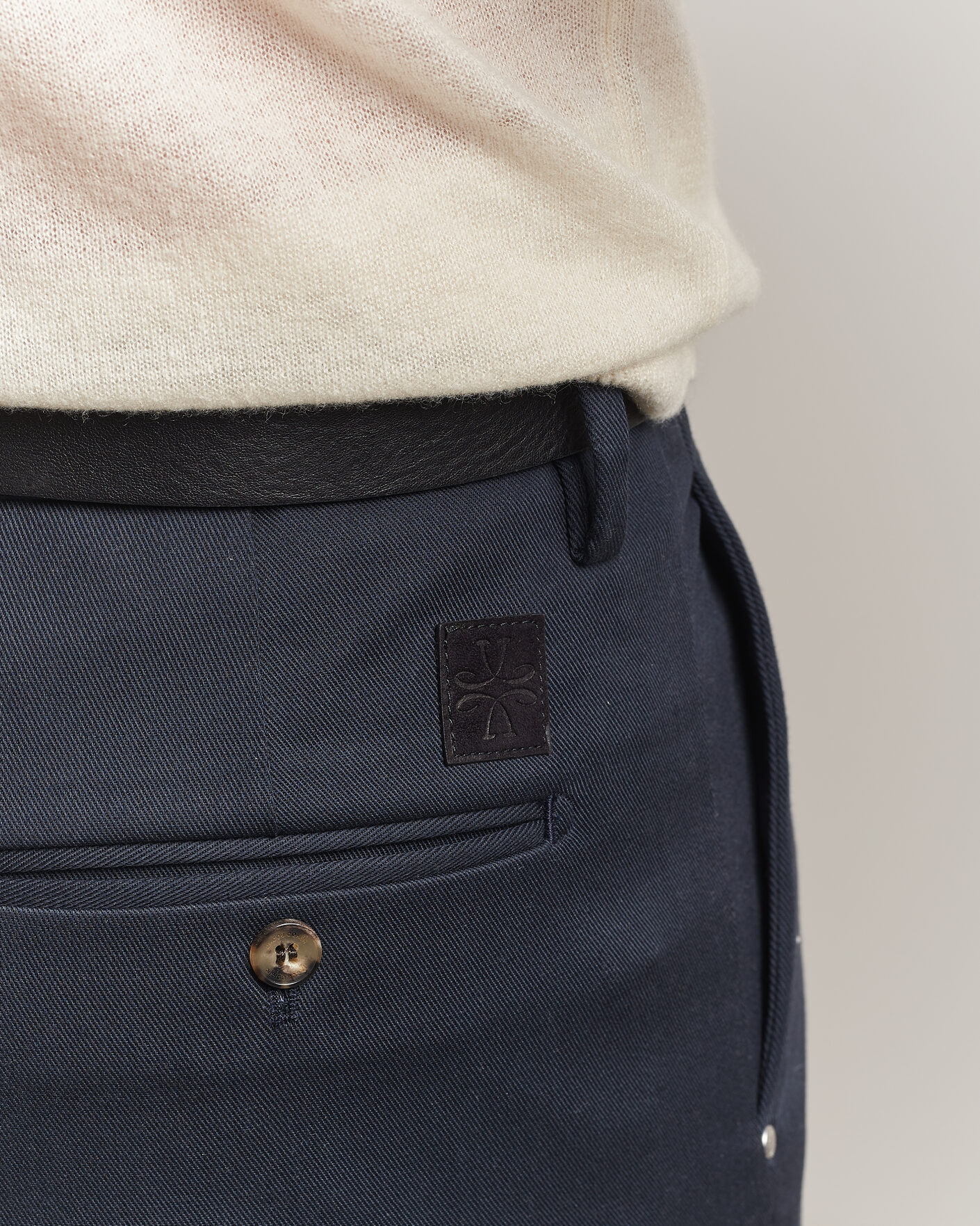Homme | Pantalons | Jacob Cohën | Lucas Pleated Cotton Gabardine Trousers Navy