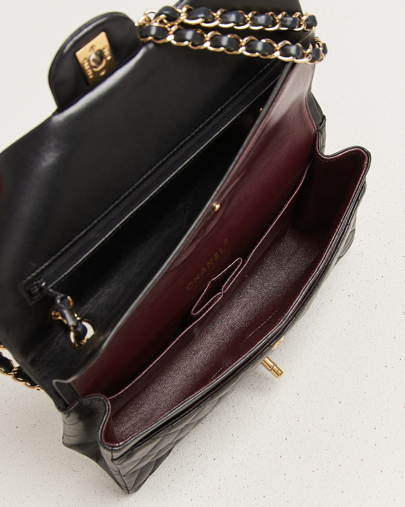 Homme | Pre-Owned & Vintage Bags | Chanel Pre-Owned | Classic Medium Double Flap Bag Lambskin Black