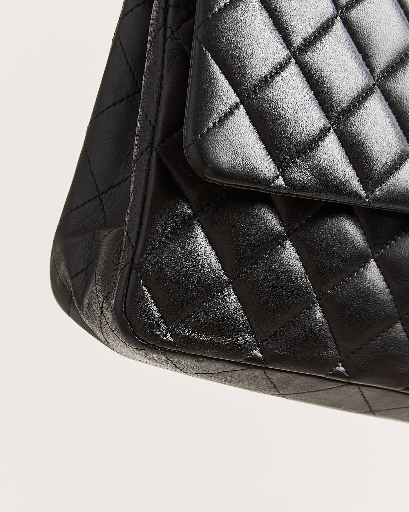 Homme | Pre-Owned & Vintage Bags | Chanel Pre-Owned | Classic Medium Double Flap Bag Lambskin Black