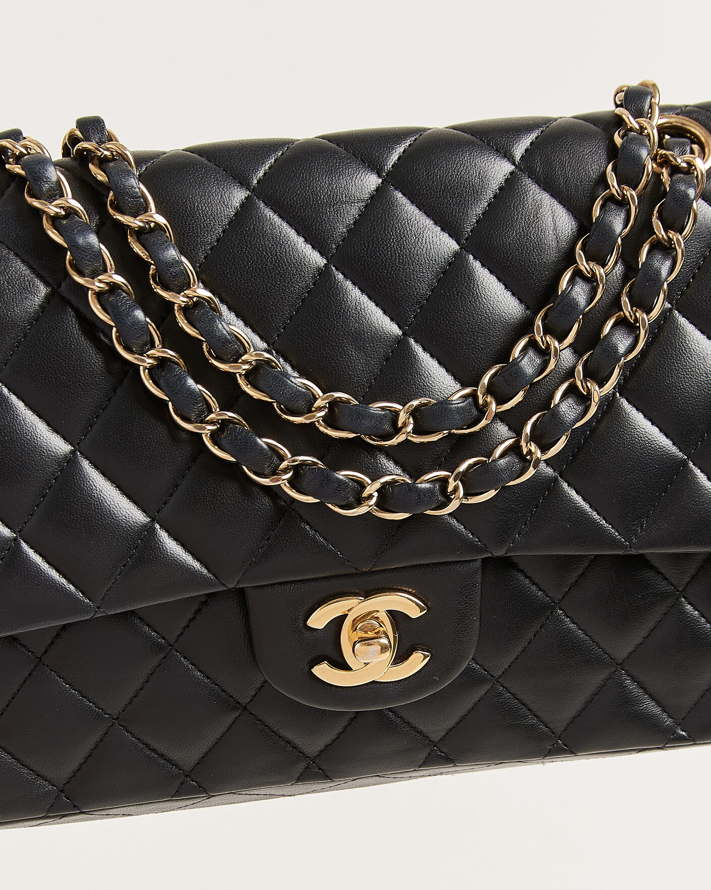 Homme | Chanel Pre-Owned Classic Medium Double Flap Bag Lambskin Black | Chanel Pre-Owned | Classic Medium Double Flap Bag Lambskin Black