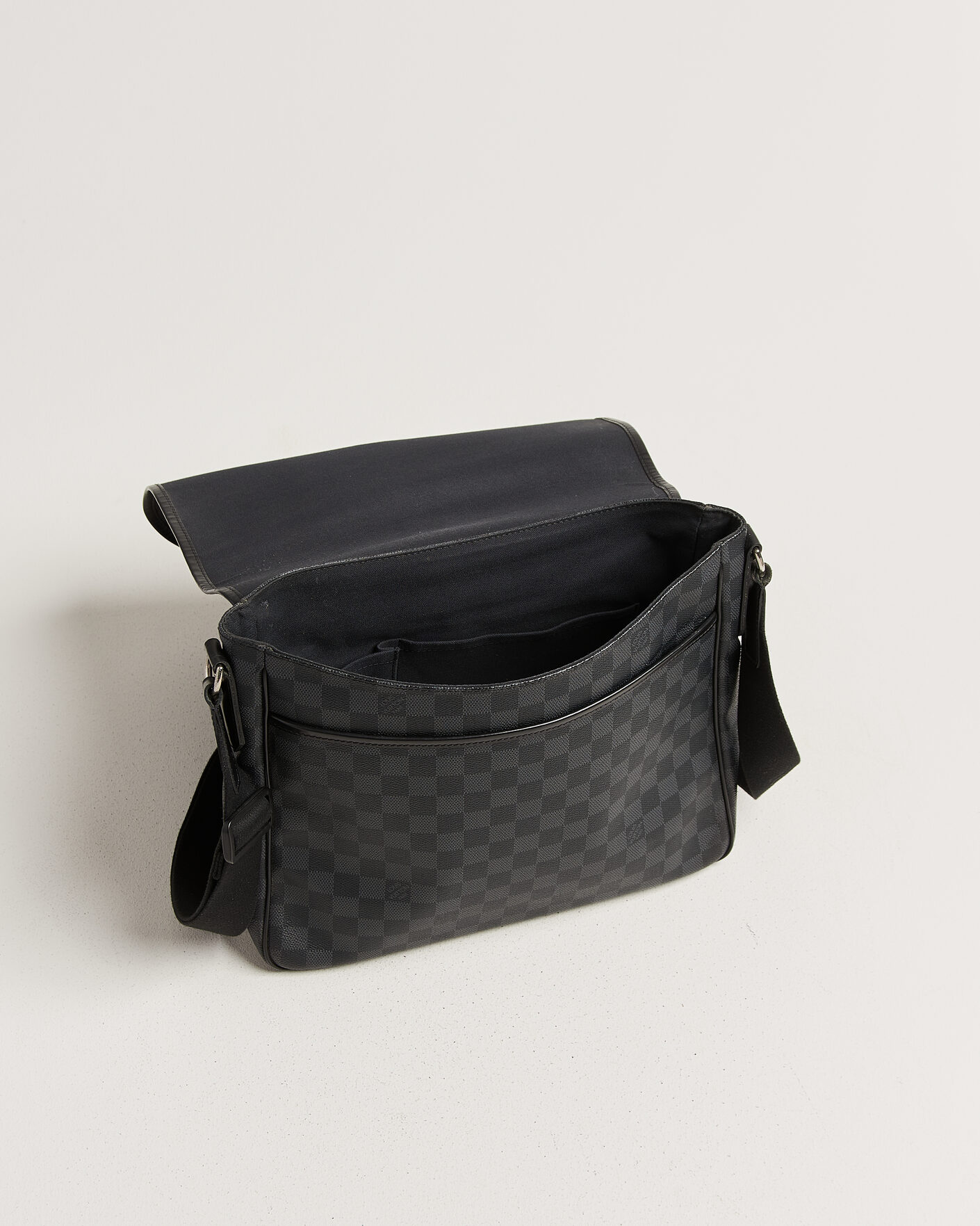 Homme | Pre-Owned & Vintage Bags | Louis Vuitton Pre-Owned | Daniel MM Shoulder Bag Damier Graphite