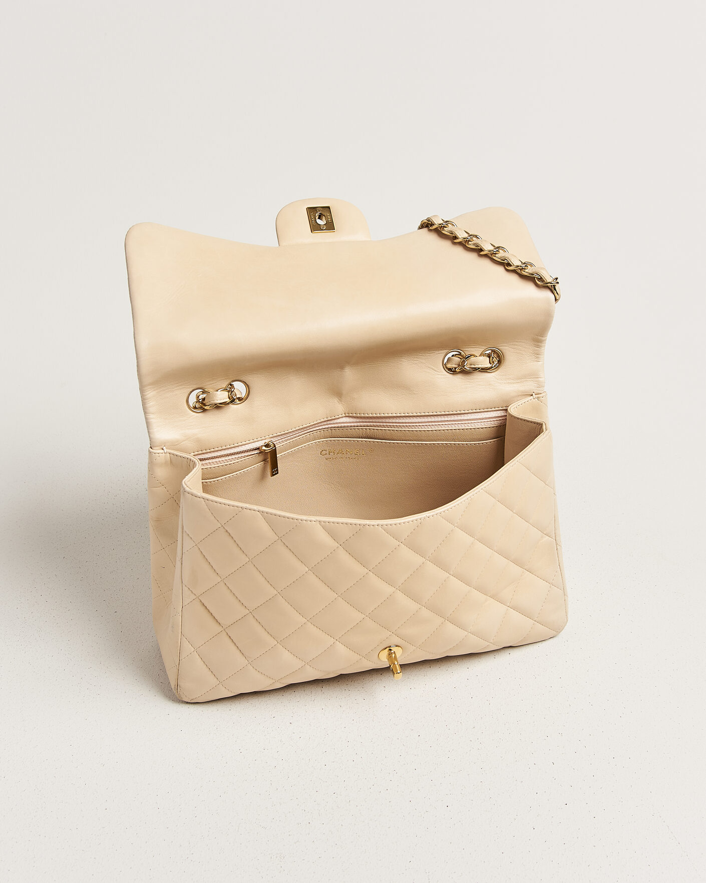 Homme | Chanel Pre-Owned Classic Jumbo Single Flap Bag Lambskin Beige | Chanel Pre-Owned | Classic Jumbo Single Flap Bag Lambskin Beige