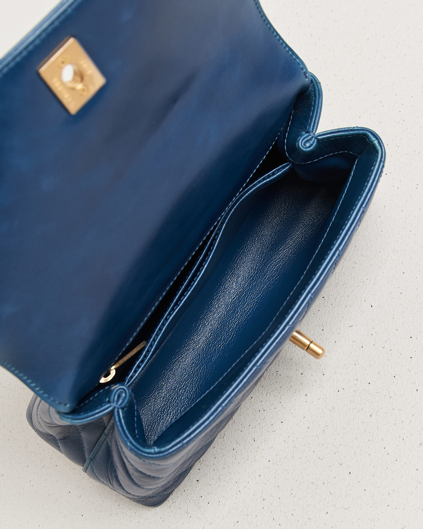 Homme | Pre-Owned & Vintage Bags | Chanel Pre-Owned | Coco Handle Chevron Bag Blue