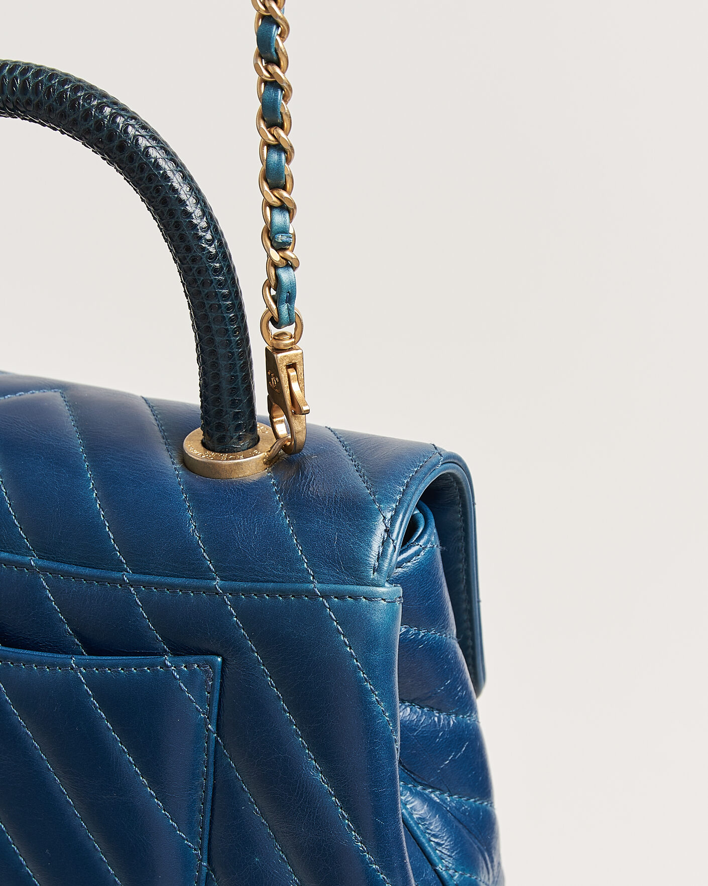 Homme | Pre-Owned & Vintage Bags | Chanel Pre-Owned | Coco Handle Chevron Bag Blue