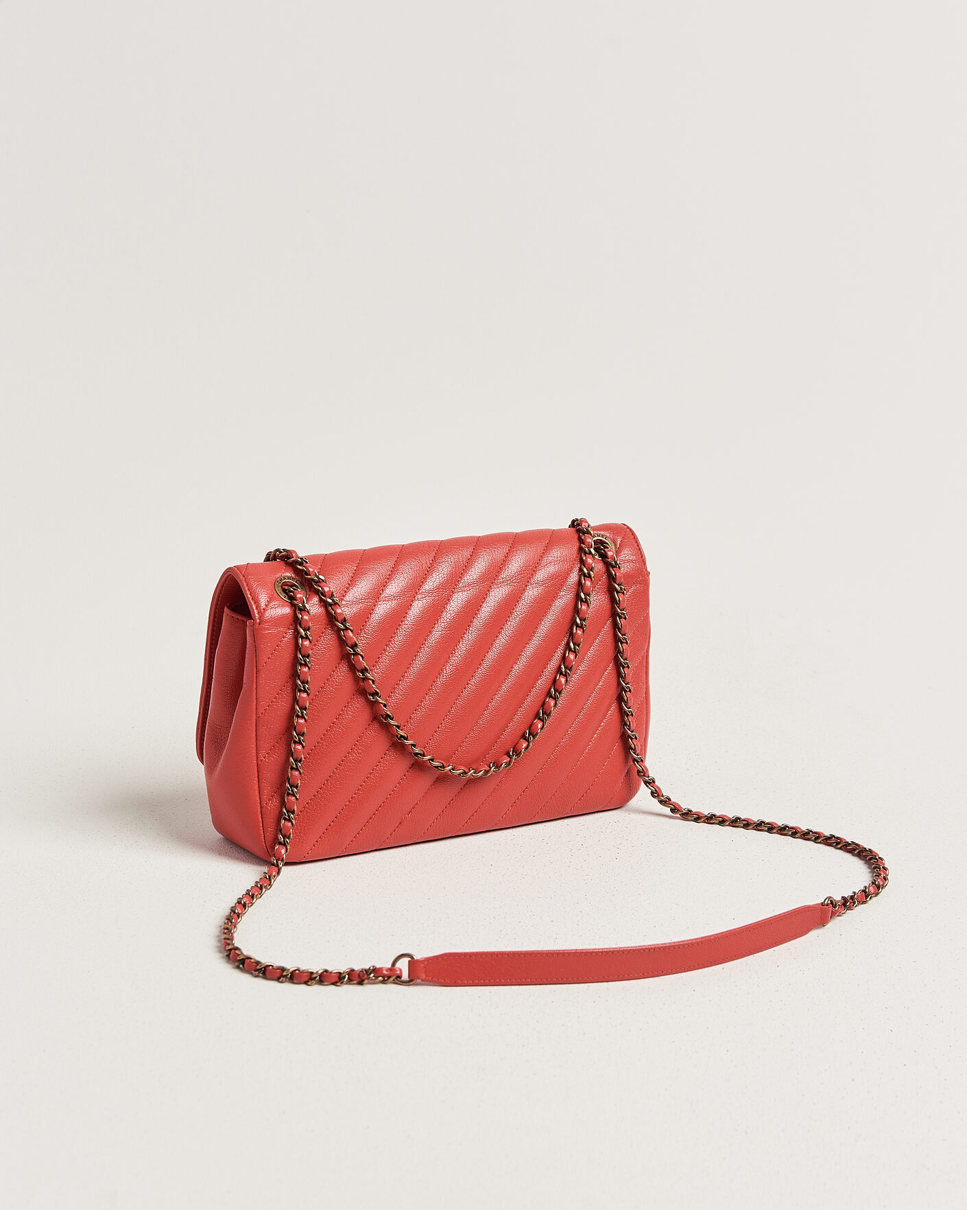 Homme | Pre-Owned & Vintage Bags | Chanel Pre-Owned | Chevron Medium Flap Bag Coral