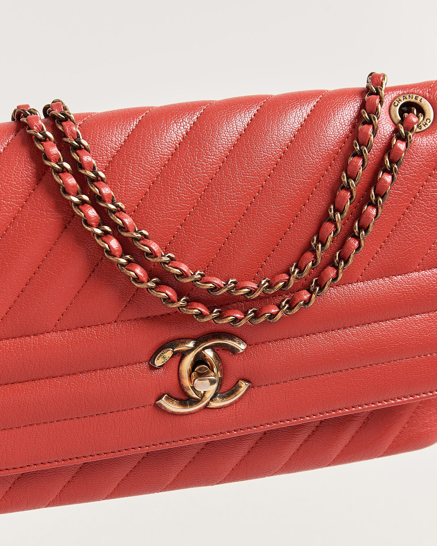 Homme | Pre-Owned & Vintage Bags | Chanel Pre-Owned | Chevron Medium Flap Bag Coral