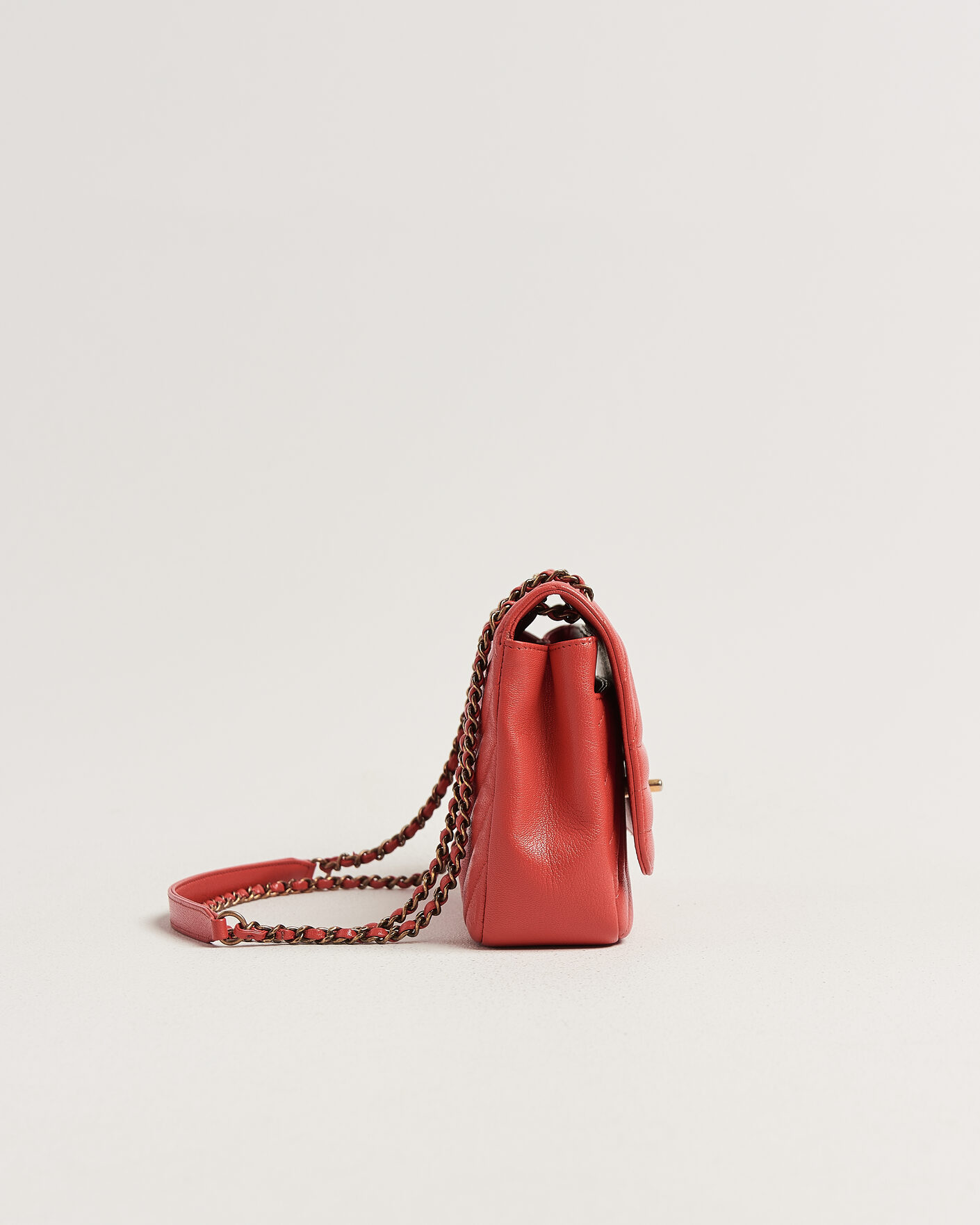 Homme | Pre-Owned & Vintage Bags | Chanel Pre-Owned | Chevron Medium Flap Bag Coral
