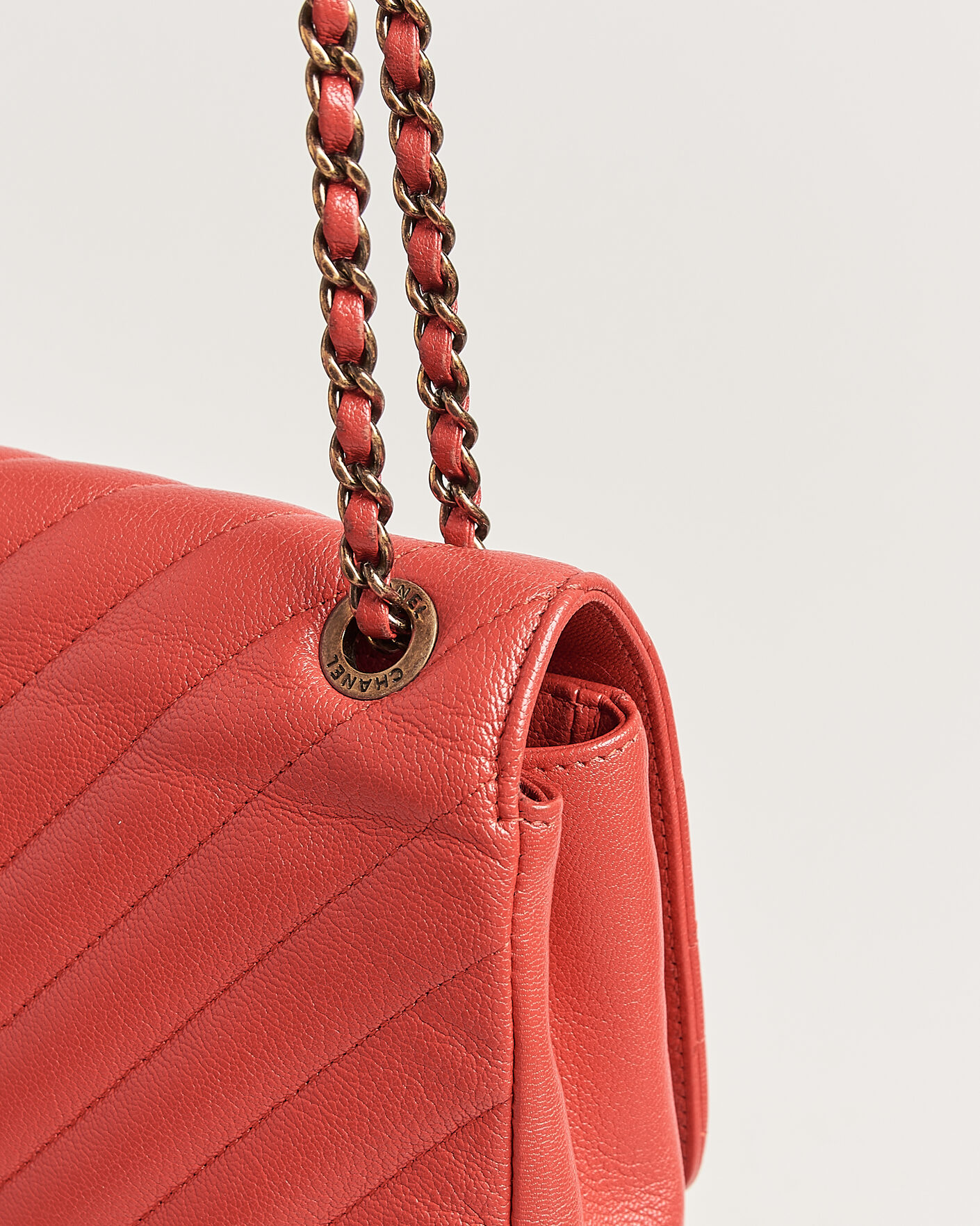 Homme | Pre-Owned & Vintage Bags | Chanel Pre-Owned | Chevron Medium Flap Bag Coral
