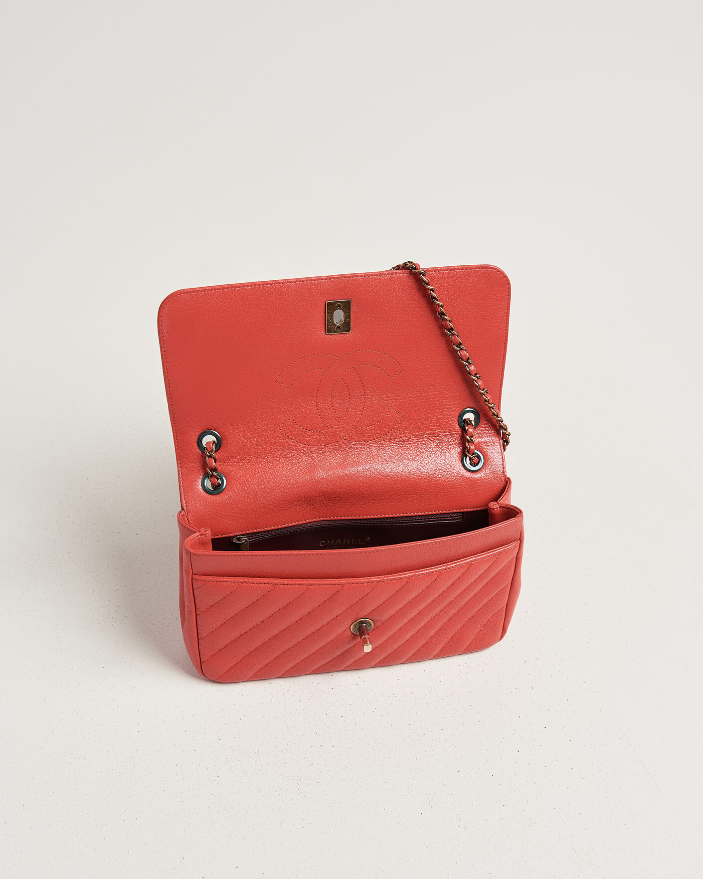Homme | Pre-Owned & Vintage Bags | Chanel Pre-Owned | Chevron Medium Flap Bag Coral