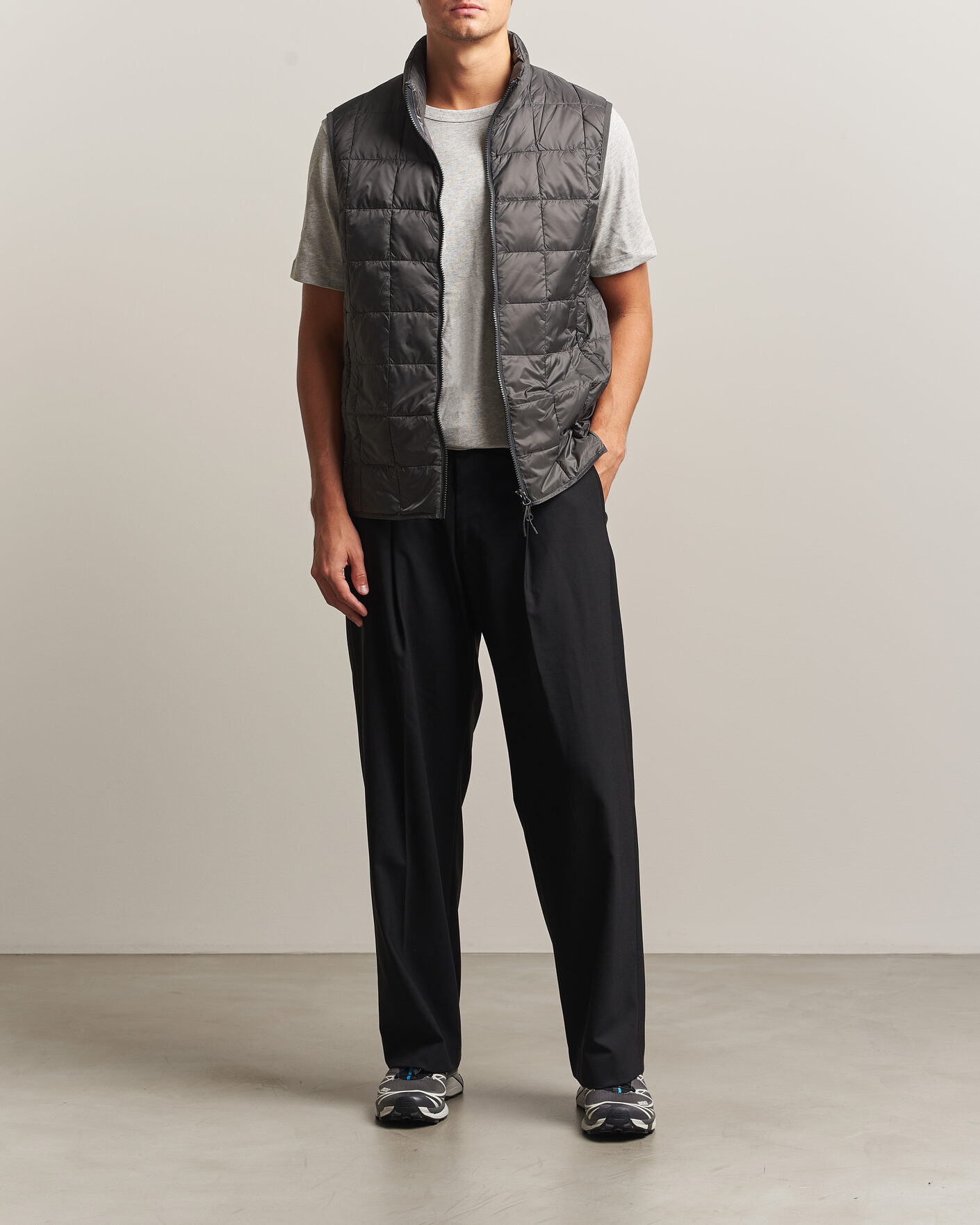 Homme | Gilets | TAION | High Neck Full Zip Lightweight Down Vest Dark Grey