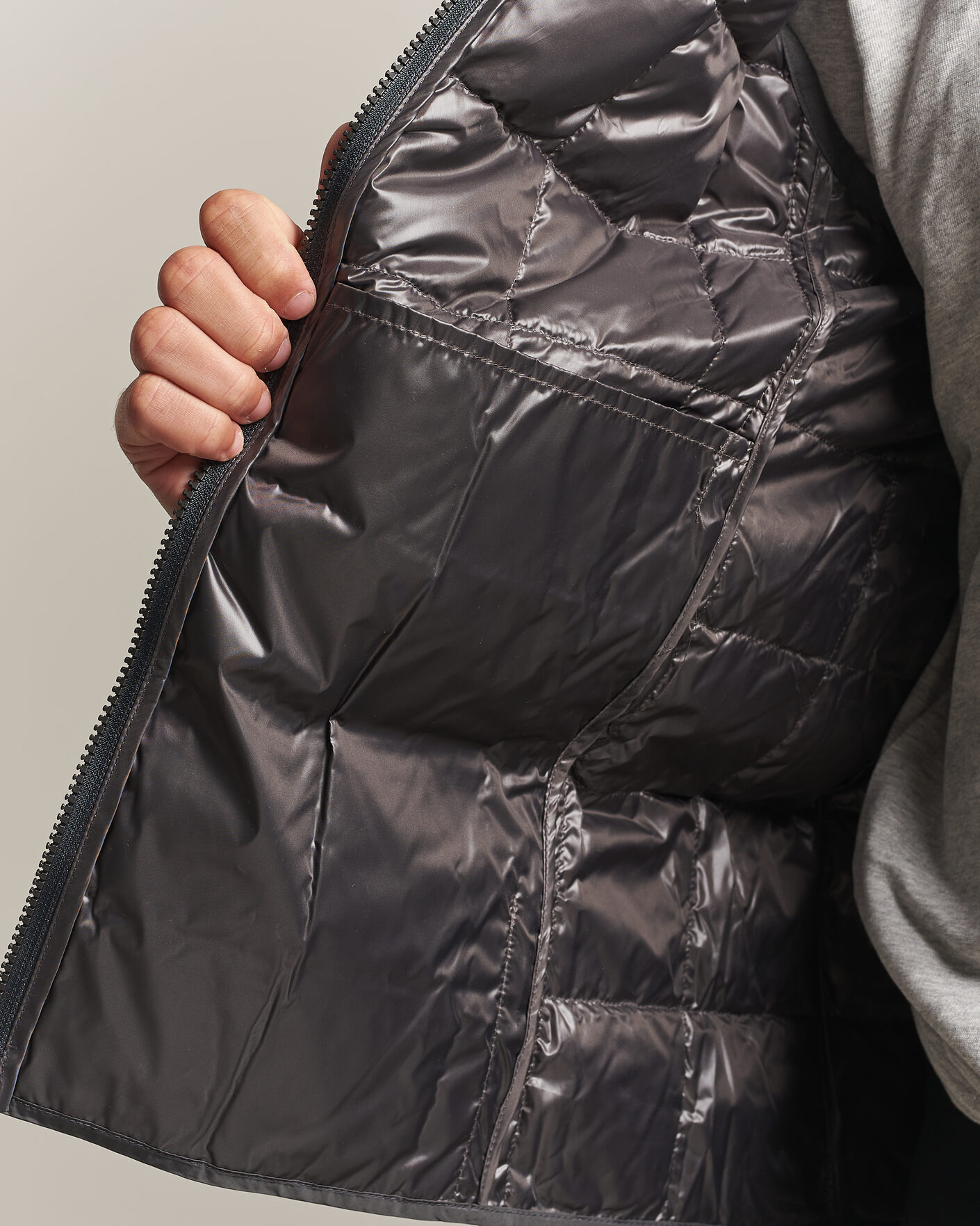 Homme | Gilets | TAION | High Neck Full Zip Lightweight Down Vest Dark Grey