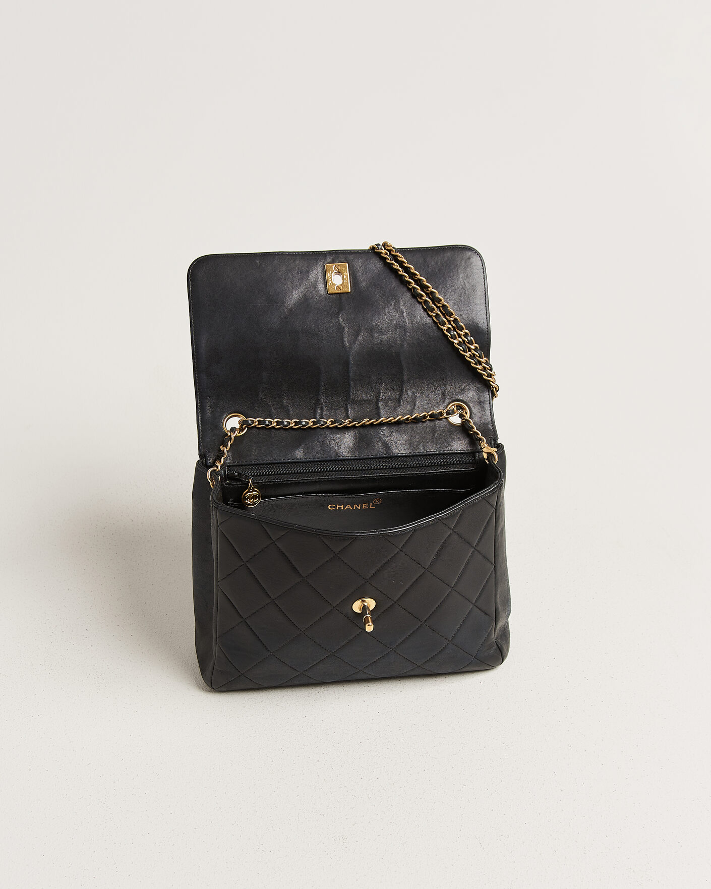 Homme | Pre-Owned & Vintage Bags | Chanel Pre-Owned | Single Flap Bag Lambskin Black