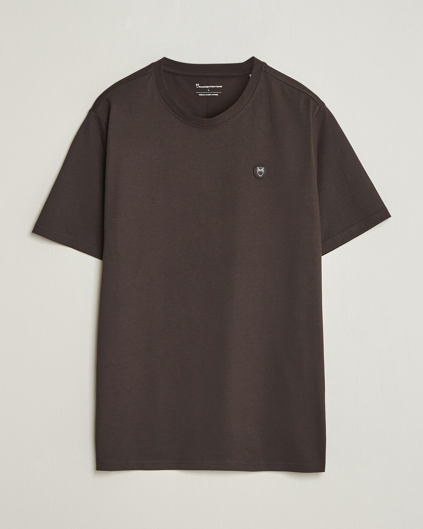 Homme | T-shirts | KnowledgeCotton Apparel | Loke Badge T-Shirt Chocolate Torte