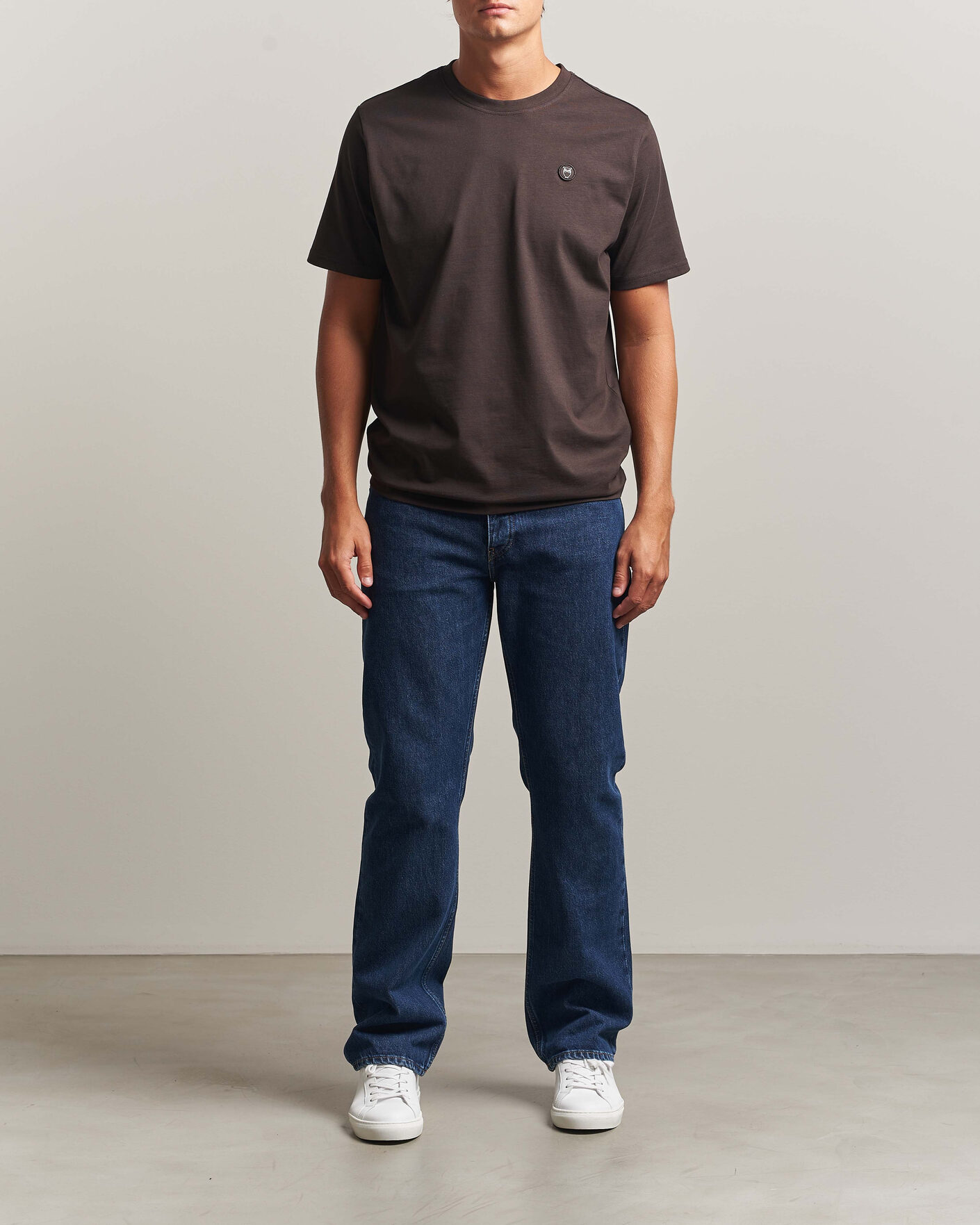Homme | T-shirts | KnowledgeCotton Apparel | Loke Badge T-Shirt Chocolate Torte