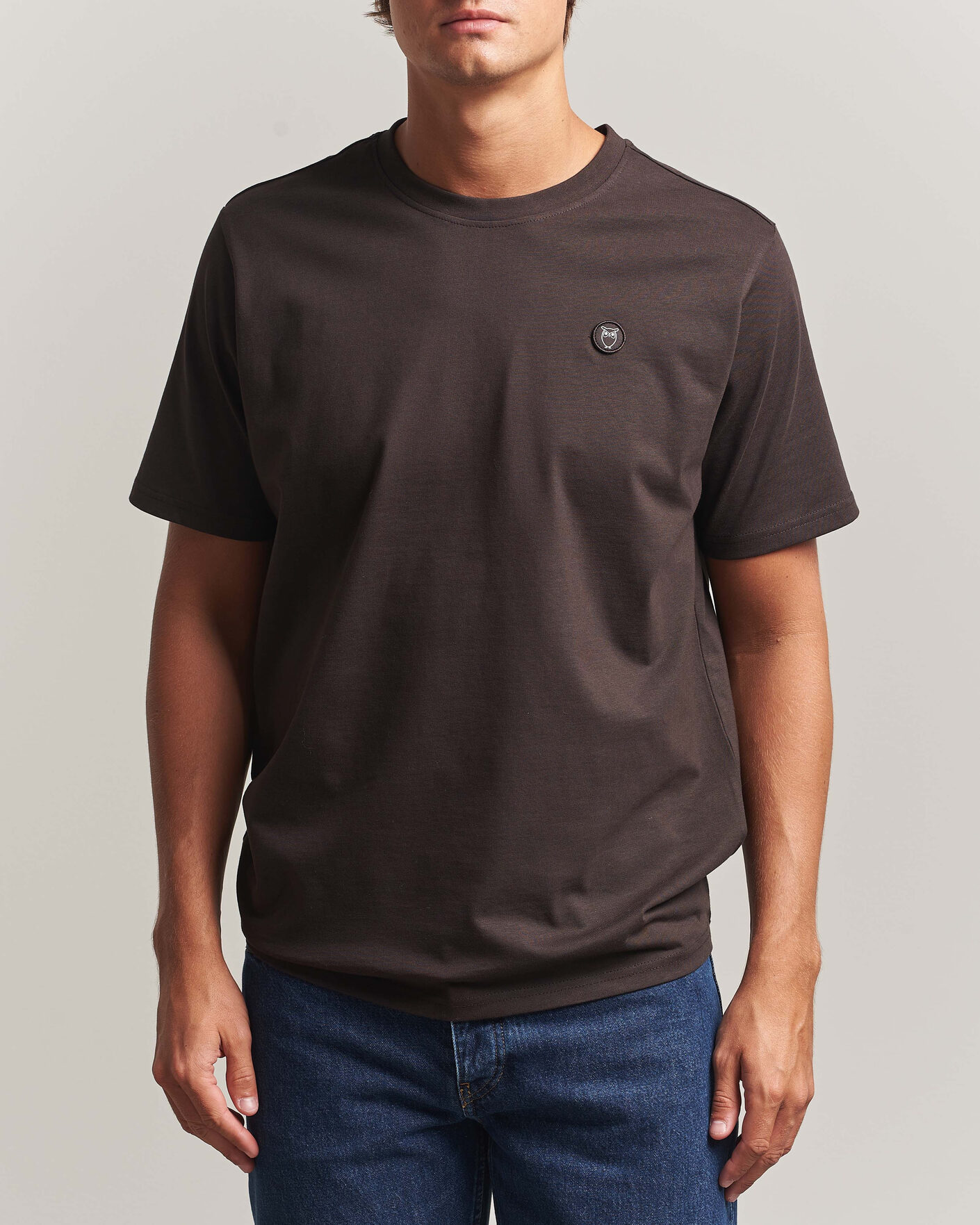 Homme | T-shirts | KnowledgeCotton Apparel | Loke Badge T-Shirt Chocolate Torte