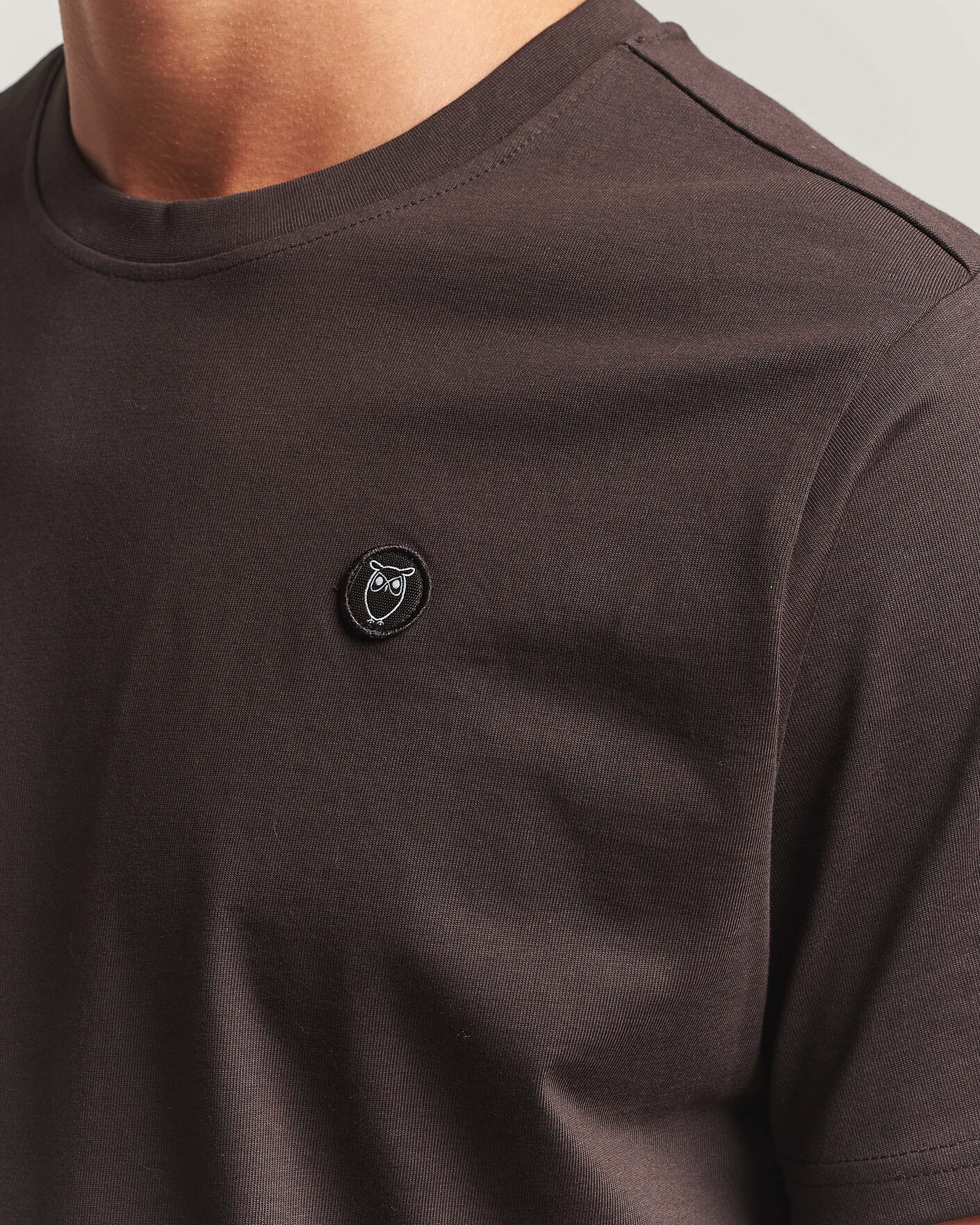 Homme | T-shirts | KnowledgeCotton Apparel | Loke Badge T-Shirt Chocolate Torte
