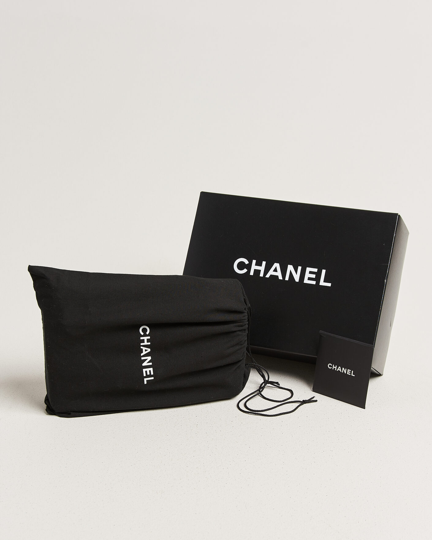 Homme | Pre-Owned & Vintage Bags | Chanel Pre-Owned | Classic Medium Double Flap Bag Caviar Black