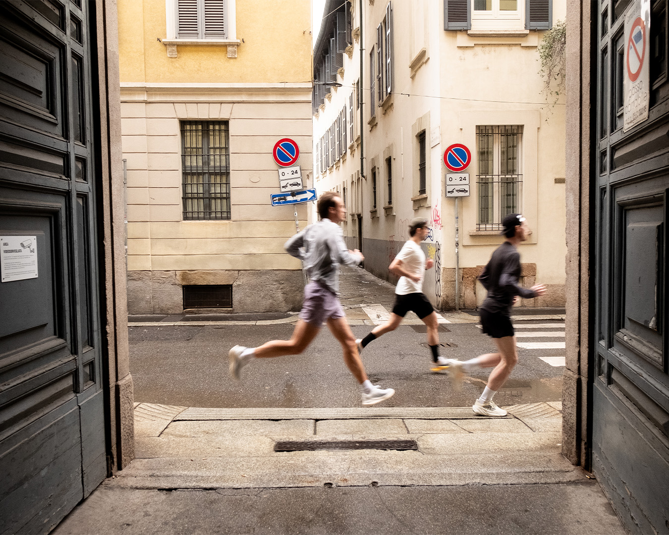 Tre löpare på rad springer maraton